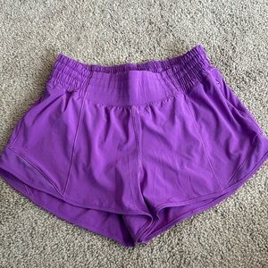 Lululemon hotty hot HR 2.5” in moonlit magenta - size 6